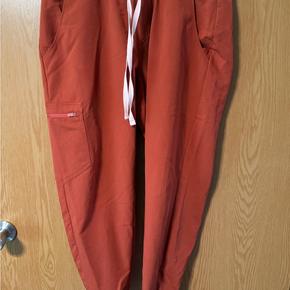 Figs Zamora Jogger Scrub Pants In Auburn Gem